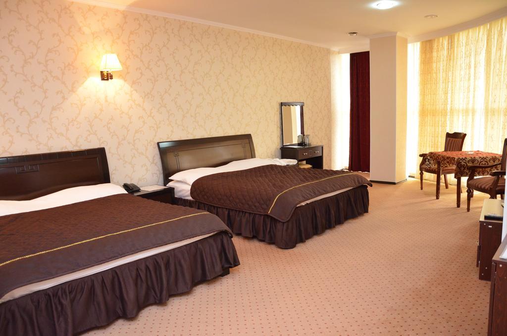 Golden Palace Hotel Aqtau Buitenkant foto